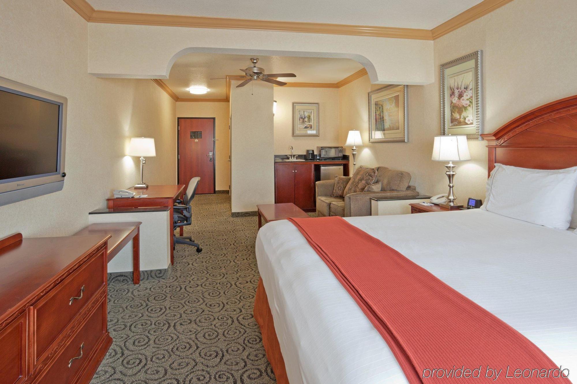 Holiday Inn Express & Suites Bakersfield Central Δωμάτιο φωτογραφία