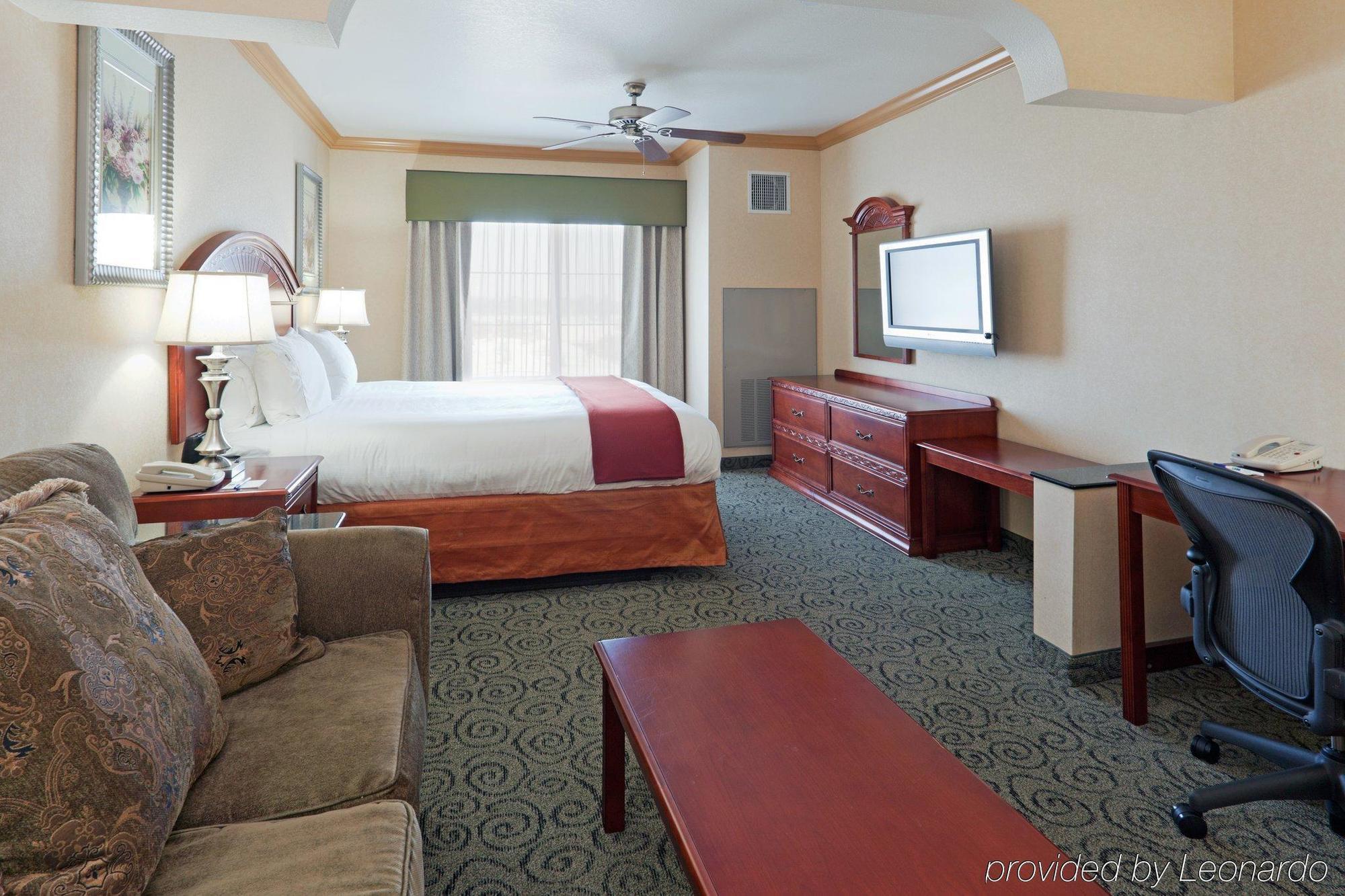 Holiday Inn Express & Suites Bakersfield Central Δωμάτιο φωτογραφία